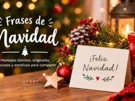 Tarjeta con felicitación navideña junto a una taza roja, ramas de pino, luces y adornos festivos