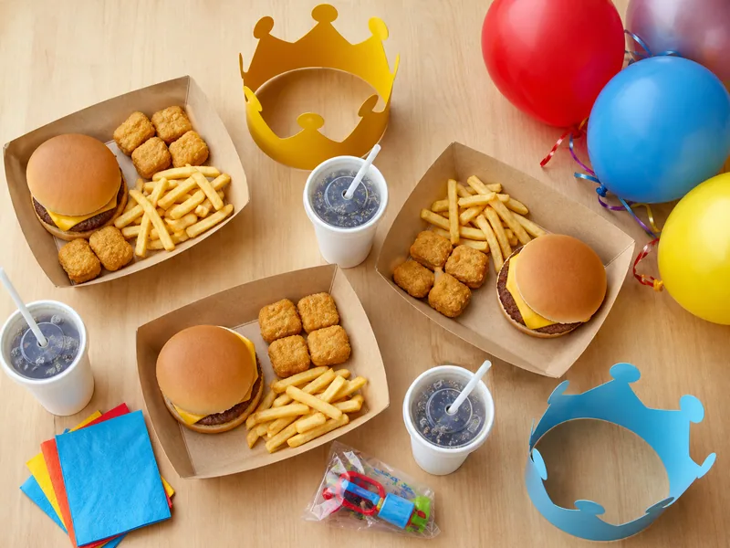 Cumpleaños en Burger King República Dominicana con hamburguesa, nuggets y papas