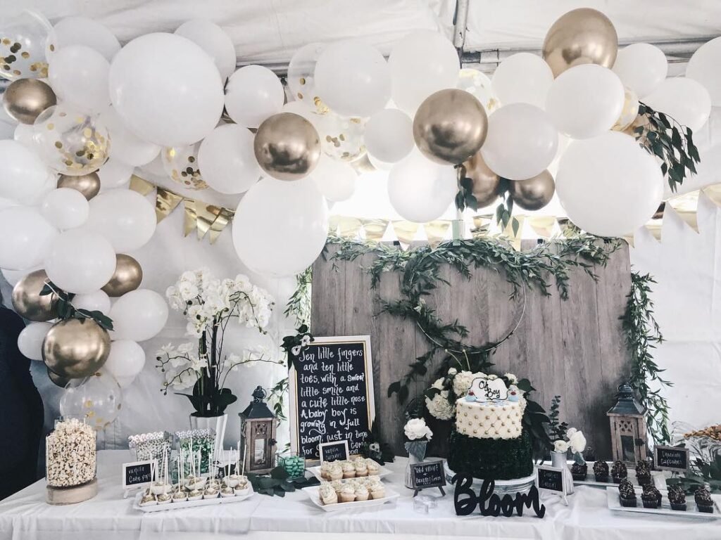 Mesa de postres con globos