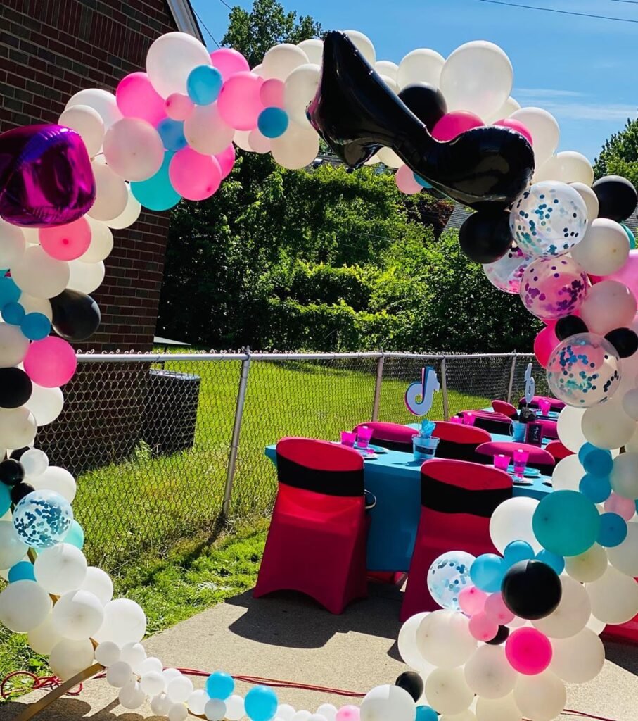 decoración con globos negros y fucsia