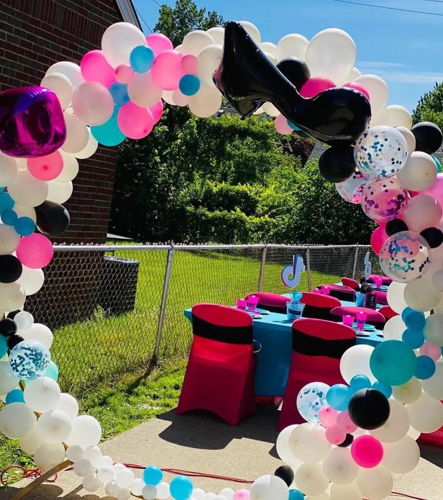 decoración con globos negros y fucsia
