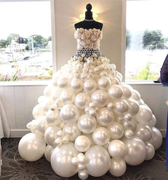 estido de novia hecho de globos