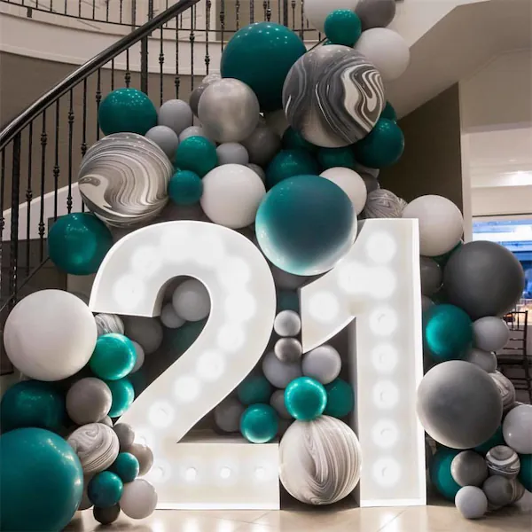 decoracion con globos y numeros