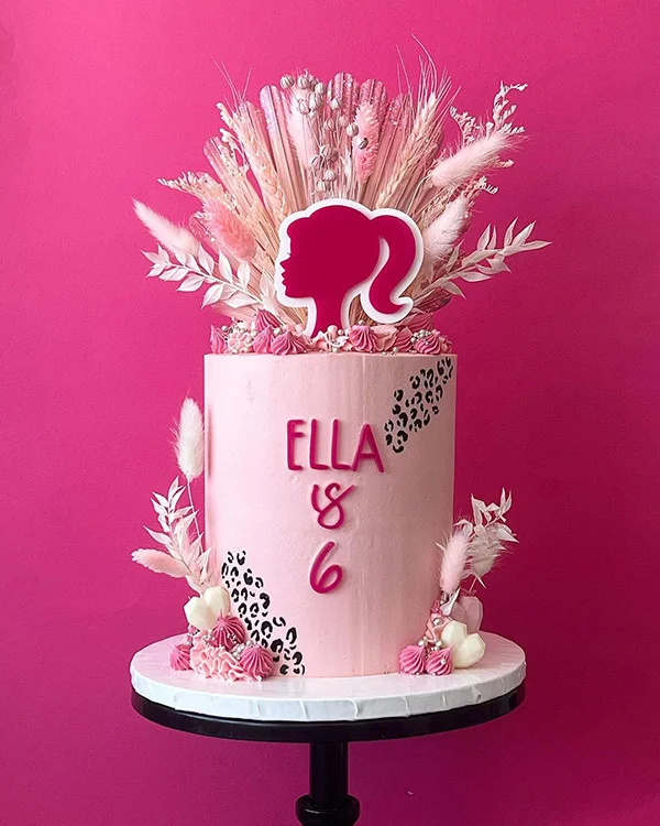 Tarta Barbie moderna en tonos rosa y blanco