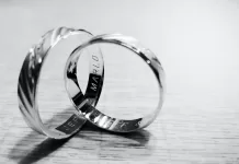 🎉 Boda de Plata: Ideas, Decoración y Consejos para Celebrar 25 Años de Amor Alianzas de plata grabadas sobre superficie de madera, símbolo de boda de plata