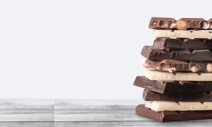 Torre de barras de chocolate artesanal apiladas con frutos secos y relleno