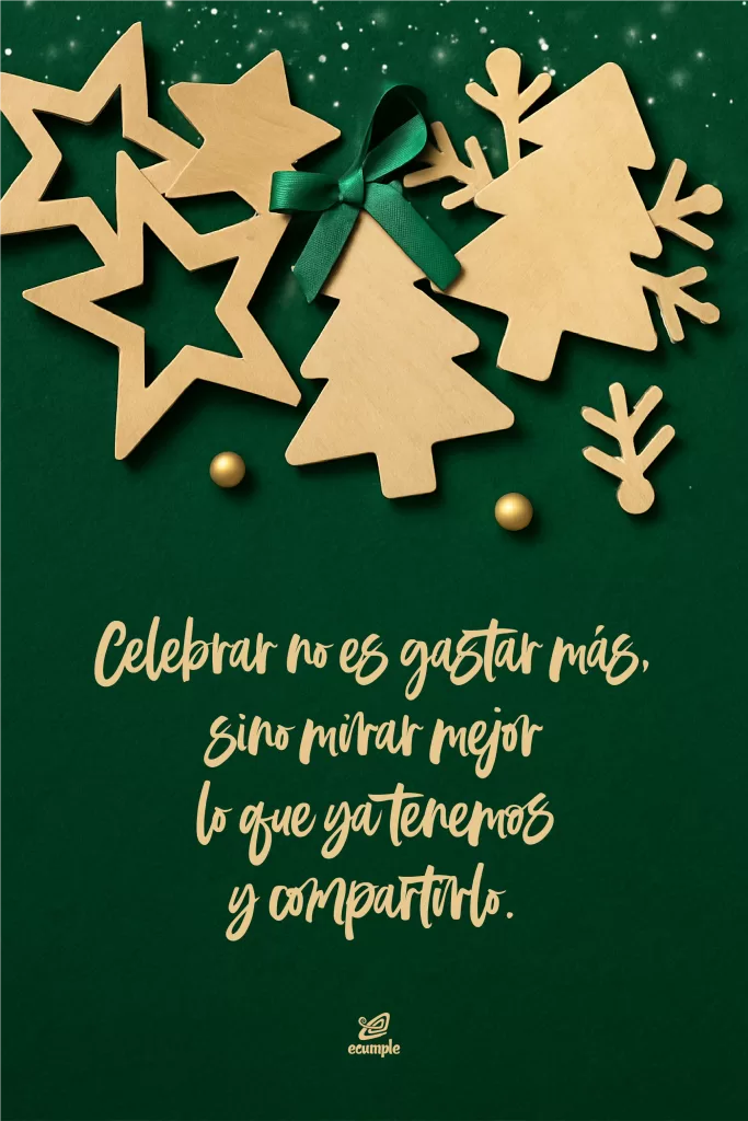 Adornos de madera (estrellas, árbol y copo) sobre fondo verde esmeralda con perlas doradas.