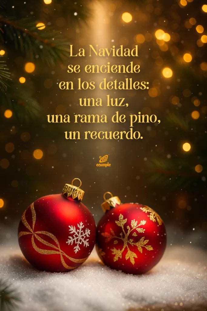 Dos bolas rojas con purpurina sobre nieve y bokeh cálido dorado al fondo.