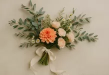 Ramos de novia: guía completa para elegir el ramo perfecto (2025) Ramo de novia redondo con peonías rosa y eucalipto