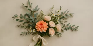 Ramos de novia: guía completa para elegir el ramo perfecto (2025) Ramo de novia redondo con peonías rosa y eucalipto