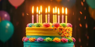 Palabras de Feliz Cumpleaños: frases, ejemplos y mensajes para dedicar Pastel de cumpleaños con velas y globos, ideal para acompañar palabras de feliz cumpleaños y mensajes de celebración.