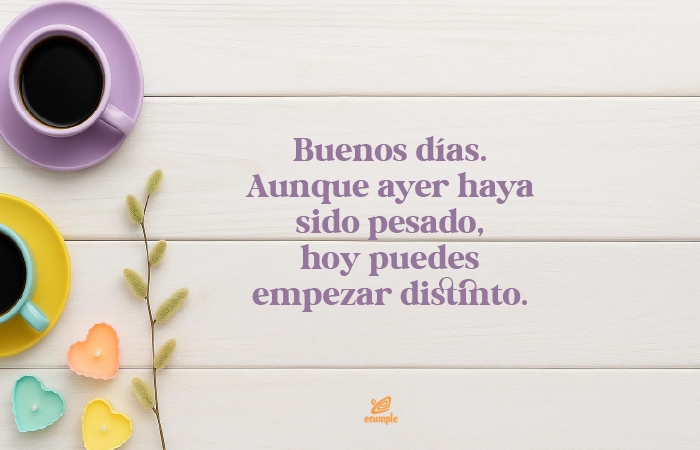 Dos tazas de café sobre mesa de madera clara con pequeños corazones de colores