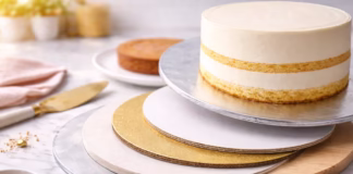 Base para pastel: guía fácil para elegirla y prepararla Base para pastel con varios soportes apilados (cartón laminado, acrílico y madera)