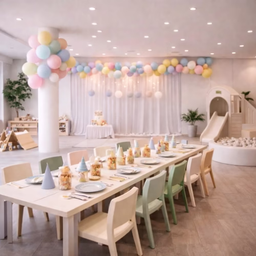 Salón de eventos infantil elegante y minimalista con mesas largas y decoración neutra.