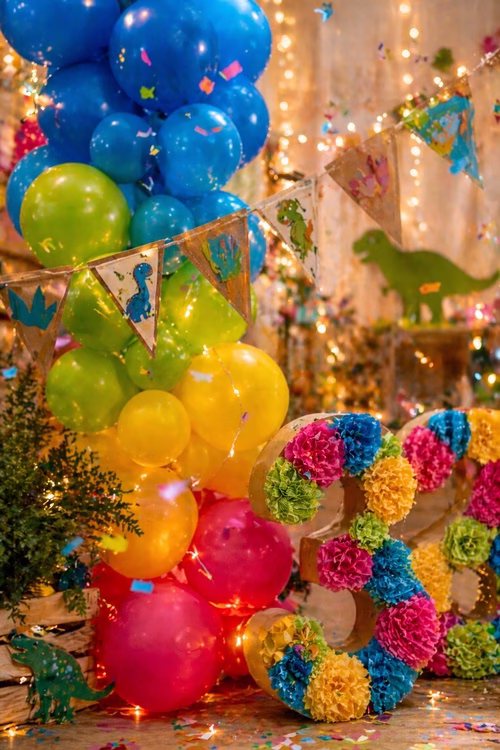 Adornos para fiesta infantil con globos, guirnalda temática y número decorado con flores de papel