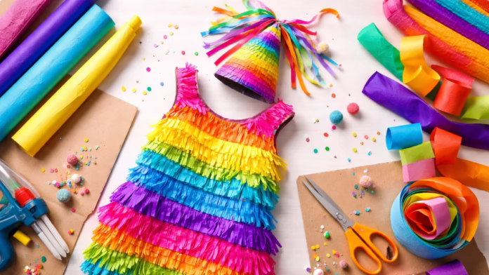disfraz de piñata casero con papel crepé de colores y materiales para manualidades