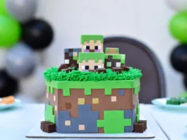 Tarta Minecraft redonda con decoración pixelada, crema verde y figuras de bloques para cumpleaños infantil