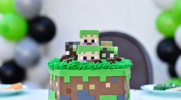 Tarta Minecraft: ideas fáciles para cumpleaños infantiles Tarta Minecraft redonda con decoración pixelada, crema verde y figuras de bloques para cumpleaños infantil
