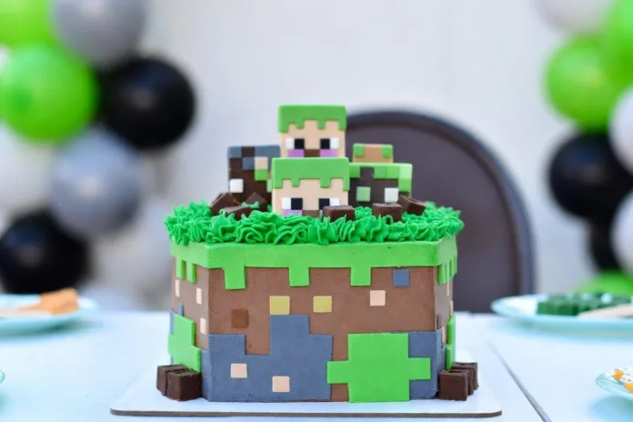 Tarta Minecraft redonda con decoración pixelada, crema verde y figuras de bloques para cumpleaños infantil