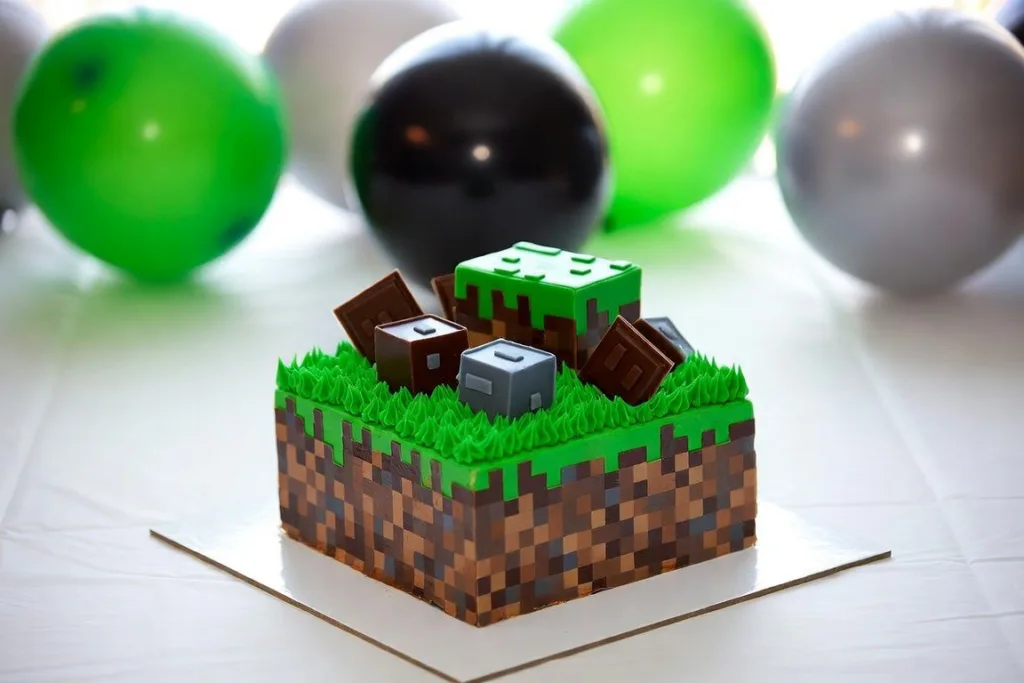 Postre cuadrado con bloques de chocolate, crema verde y decoración pixelada para cumpleaños infantil