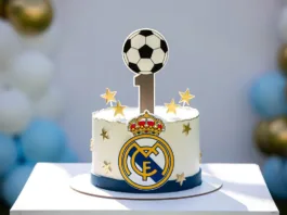 tarta Real Madrid blanca con balón, estrellas doradas y globos azules para cumpleaños