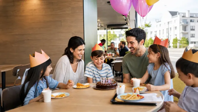 Imagen ilustrativa de una familia celebrando un cumpleaños en Burger King España