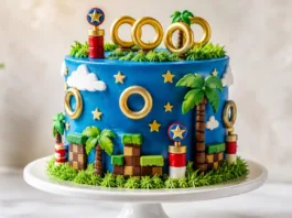Tarta azul de cumpleaños con anillos dorados y decoración infantil